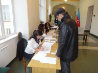 В Азербайджане высокая активность избирателей на парламентских выборах (ФОТО)