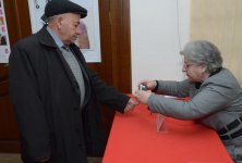 В Азербайджане высокая активность избирателей на парламентских выборах (ФОТО)