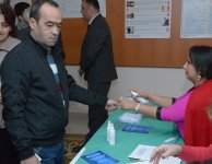 В Азербайджане высокая активность избирателей на парламентских выборах (ФОТО)