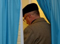 В Азербайджане высокая активность избирателей на парламентских выборах (ФОТО)