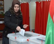 В Азербайджане высокая активность избирателей на парламентских выборах (ФОТО)