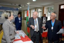 В Азербайджане высокая активность избирателей на парламентских выборах (ФОТО)