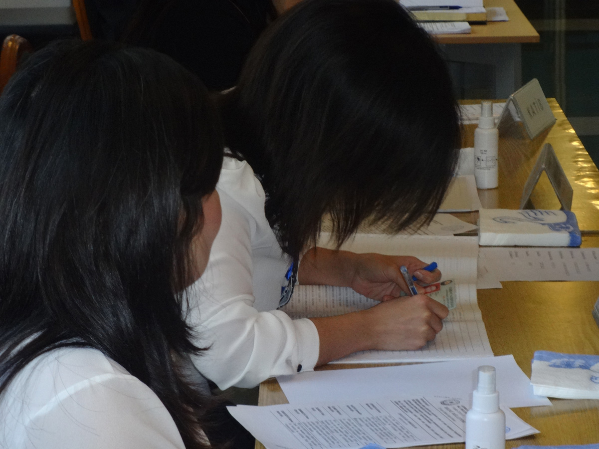 В Азербайджане высокая активность избирателей на парламентских выборах (ФОТО)