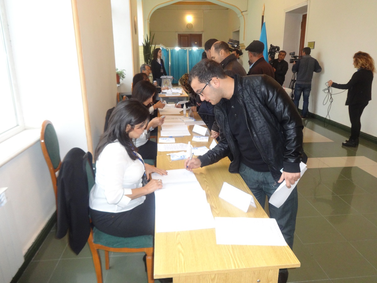 В Азербайджане высокая активность избирателей на парламентских выборах (ФОТО)