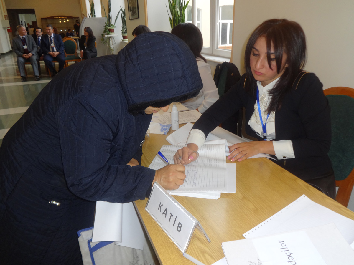 В Азербайджане высокая активность избирателей на парламентских выборах (ФОТО)