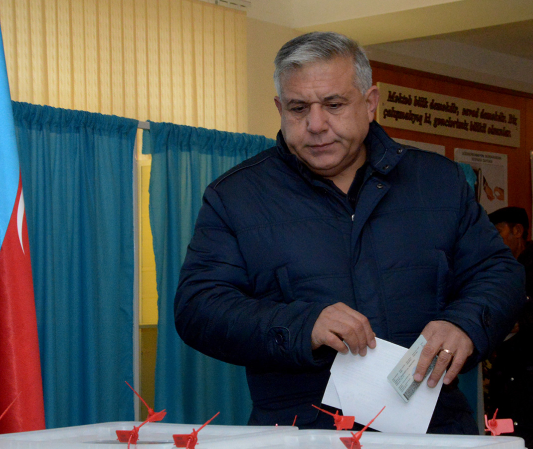 В Азербайджане высокая активность избирателей на парламентских выборах (ФОТО)