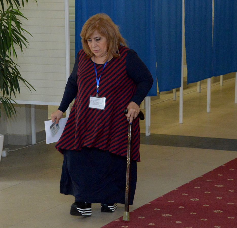 В Азербайджане высокая активность избирателей на парламентских выборах (ФОТО)