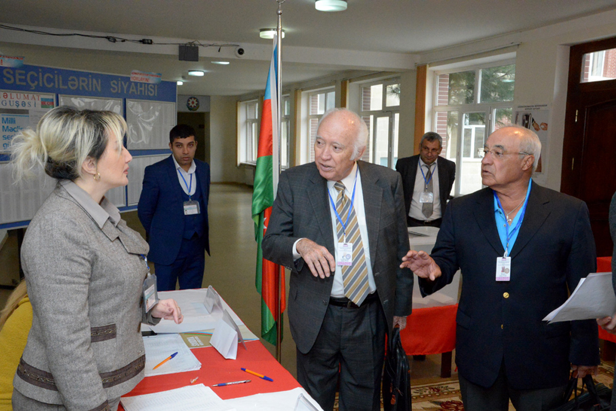 В Азербайджане высокая активность избирателей на парламентских выборах (ФОТО)