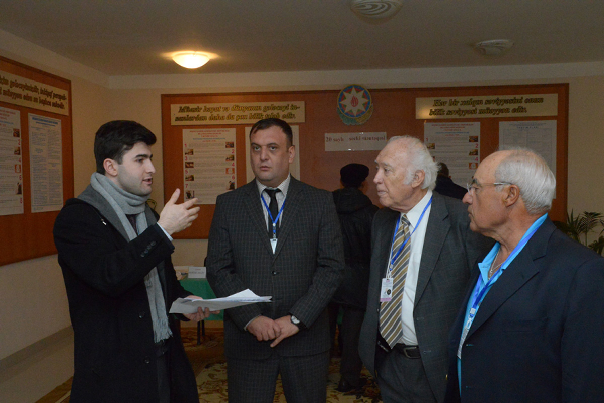 В Азербайджане высокая активность избирателей на парламентских выборах (ФОТО)