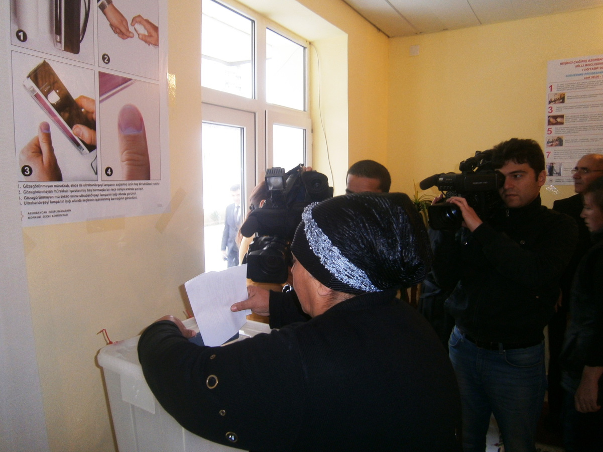 Заключенные голосуют на парламенстких выборах в Азербайджане (ФОТО)