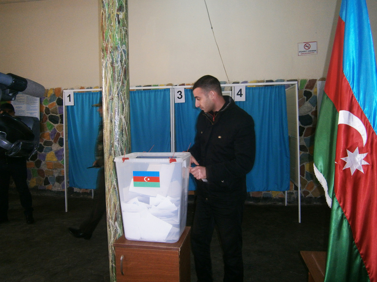 Заключенные голосуют на парламенстких выборах в Азербайджане (ФОТО)