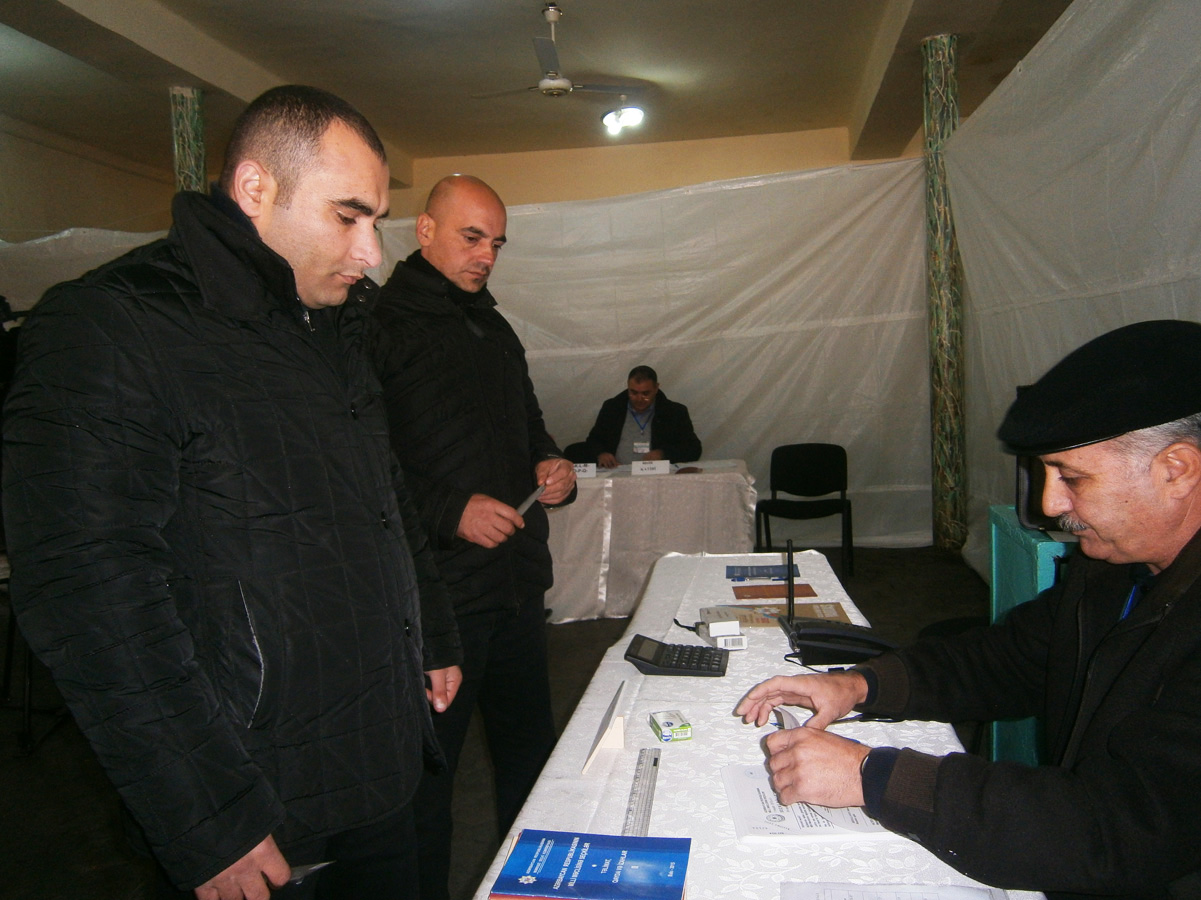 Заключенные голосуют на парламенстких выборах в Азербайджане (ФОТО)
