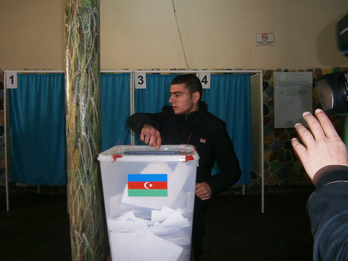 Заключенные голосуют на парламенстких выборах в Азербайджане (ФОТО)