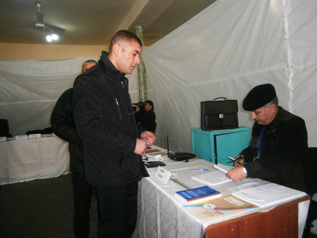 Заключенные голосуют на парламенстких выборах в Азербайджане (ФОТО)
