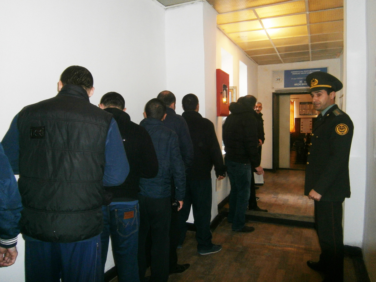 Заключенные голосуют на парламенстких выборах в Азербайджане (ФОТО)