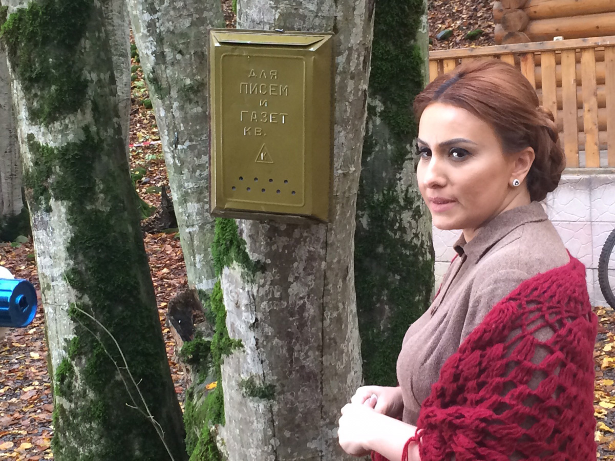 Телеведущая Вюсаля Керимова в образе домохозяйки в лесном домике (ФОТО)