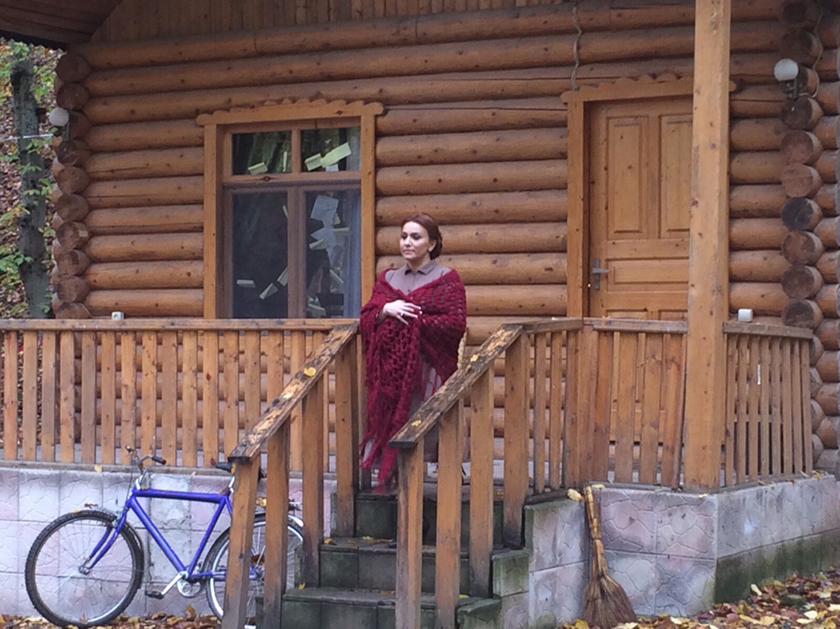 Телеведущая Вюсаля Керимова в образе домохозяйки в лесном домике (ФОТО)