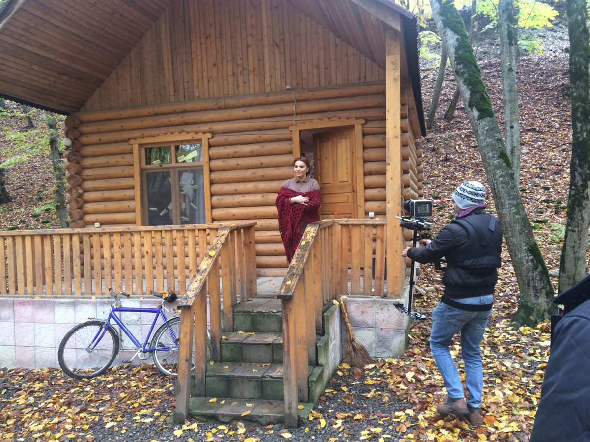 Телеведущая Вюсаля Керимова в образе домохозяйки в лесном домике (ФОТО)