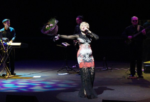 Любовь Успенская поразила бакинцев "Ağ çiçək" и почтила память жертв авиакатастрофы в Египте (ФОТО)