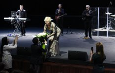 Любовь Успенская поразила бакинцев "Ağ çiçək" и почтила память жертв авиакатастрофы в Египте (ФОТО)