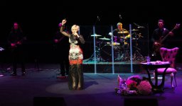 Любовь Успенская поразила бакинцев "Ağ çiçək" и почтила память жертв авиакатастрофы в Египте (ФОТО)