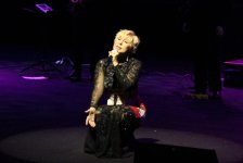 Любовь Успенская поразила бакинцев "Ağ çiçək" и почтила память жертв авиакатастрофы в Египте (ФОТО)