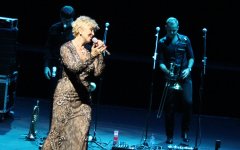 Любовь Успенская поразила бакинцев "Ağ çiçək" и почтила память жертв авиакатастрофы в Египте (ФОТО)