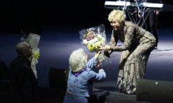 Любовь Успенская поразила бакинцев "Ağ çiçək" и почтила память жертв авиакатастрофы в Египте (ФОТО)