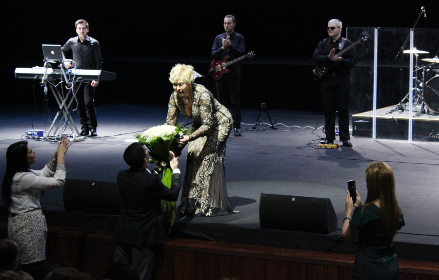 Любовь Успенская поразила бакинцев "Ağ çiçək" и почтила память жертв авиакатастрофы в Египте (ФОТО)