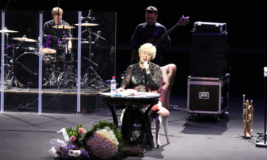 Любовь Успенская поразила бакинцев "Ağ çiçək" и почтила память жертв авиакатастрофы в Египте (ФОТО)