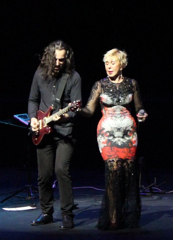 Любовь Успенская поразила бакинцев "Ağ çiçək" и почтила память жертв авиакатастрофы в Египте (ФОТО)