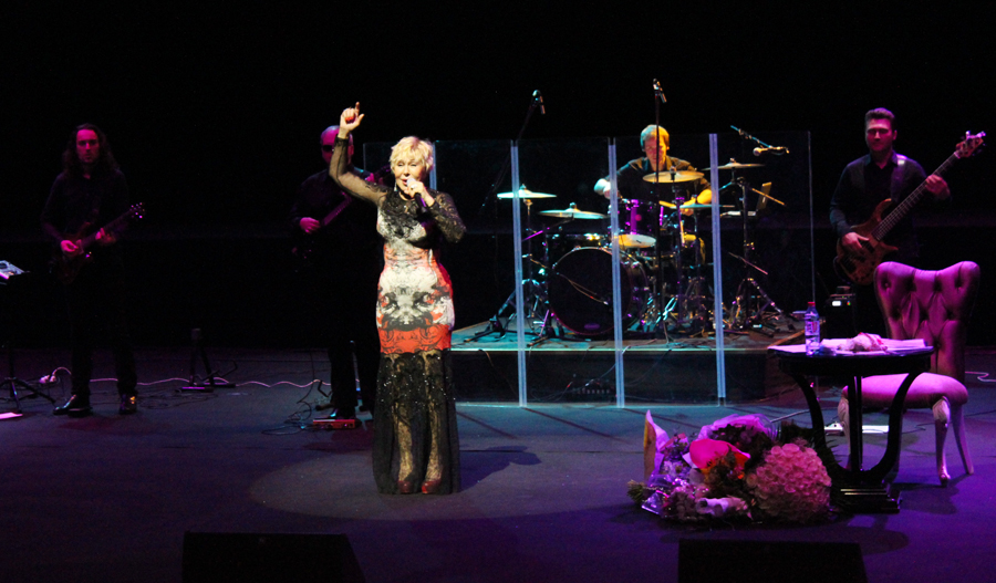 Любовь Успенская поразила бакинцев "Ağ çiçək" и почтила память жертв авиакатастрофы в Египте (ФОТО)