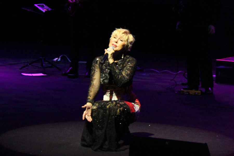 Любовь Успенская поразила бакинцев "Ağ çiçək" и почтила память жертв авиакатастрофы в Египте (ФОТО)