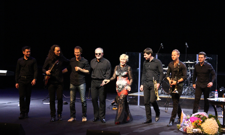 Любовь Успенская поразила бакинцев "Ağ çiçək" и почтила память жертв авиакатастрофы в Египте (ФОТО)