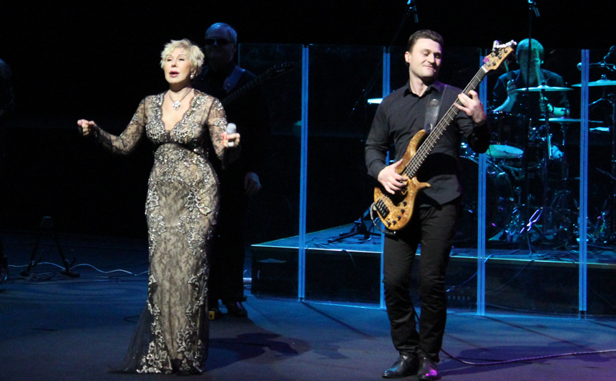 Любовь Успенская поразила бакинцев "Ağ çiçək" и почтила память жертв авиакатастрофы в Египте (ФОТО)