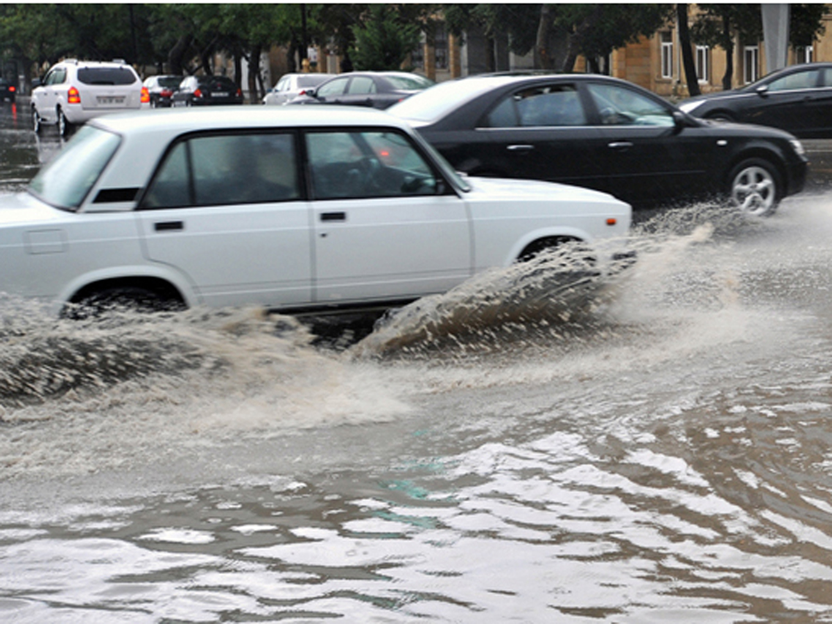На крупных проспектах и улицах Баку возникли проблемы из-за дождя