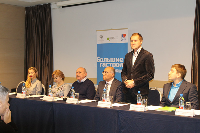 Азербайджанские актеры в Петербурге почтили память жертв трагедии в Египте (ФОТО)