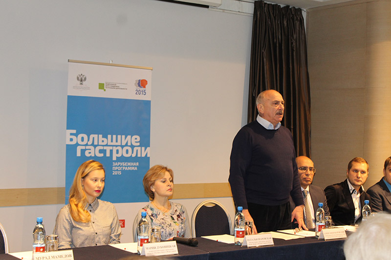 Азербайджанские актеры в Петербурге почтили память жертв трагедии в Египте (ФОТО)