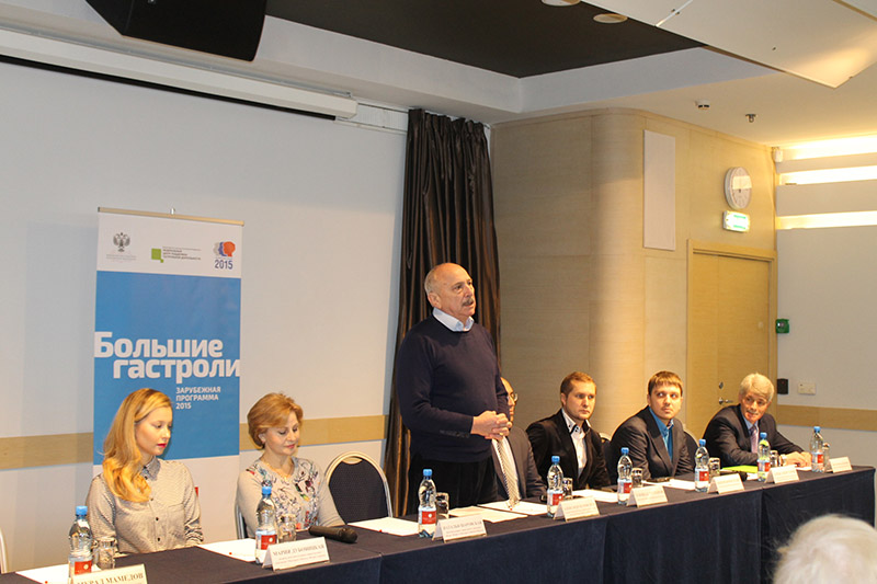 Азербайджанские актеры в Петербурге почтили память жертв трагедии в Египте (ФОТО)