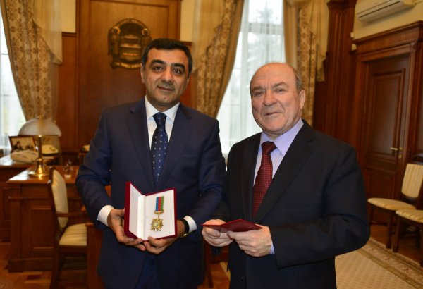 Эльмар Мамедов наградил ректора Киевского университета орденом "Почета" (ФОТО)