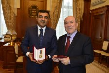 Эльмар Мамедов наградил ректора Киевского университета орденом "Почета" (ФОТО)