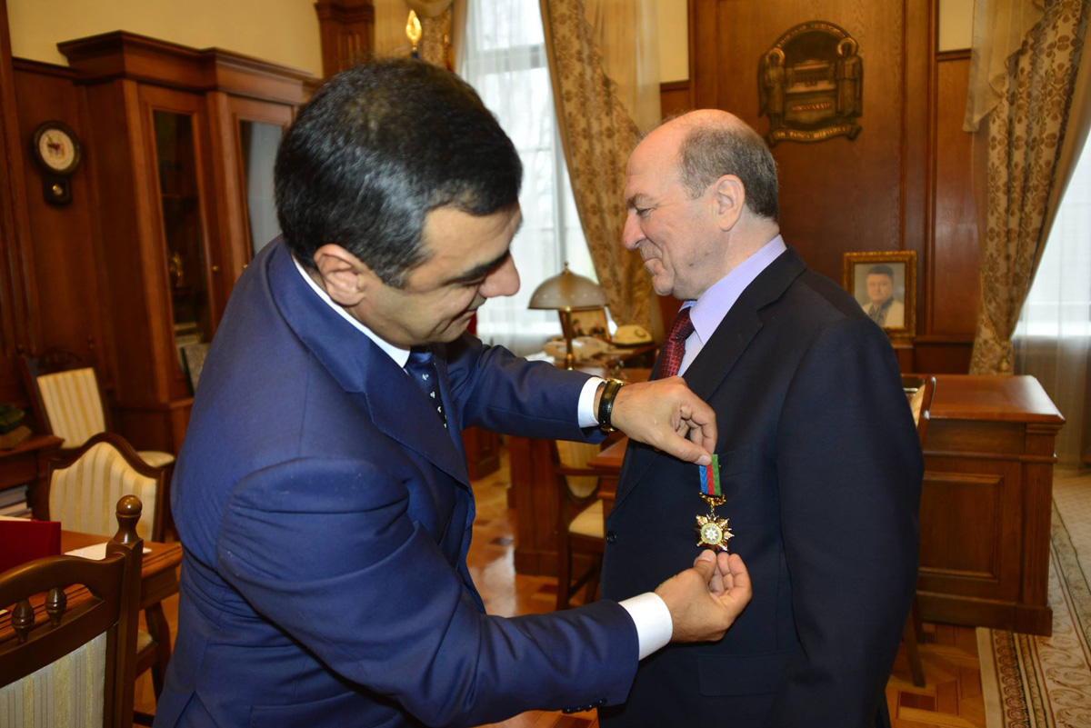 Эльмар Мамедов наградил ректора Киевского университета орденом "Почета" (ФОТО)