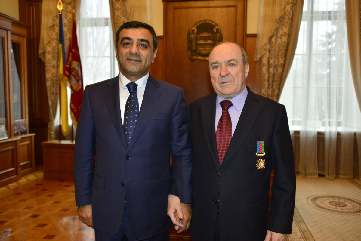 Эльмар Мамедов наградил ректора Киевского университета орденом "Почета" (ФОТО)