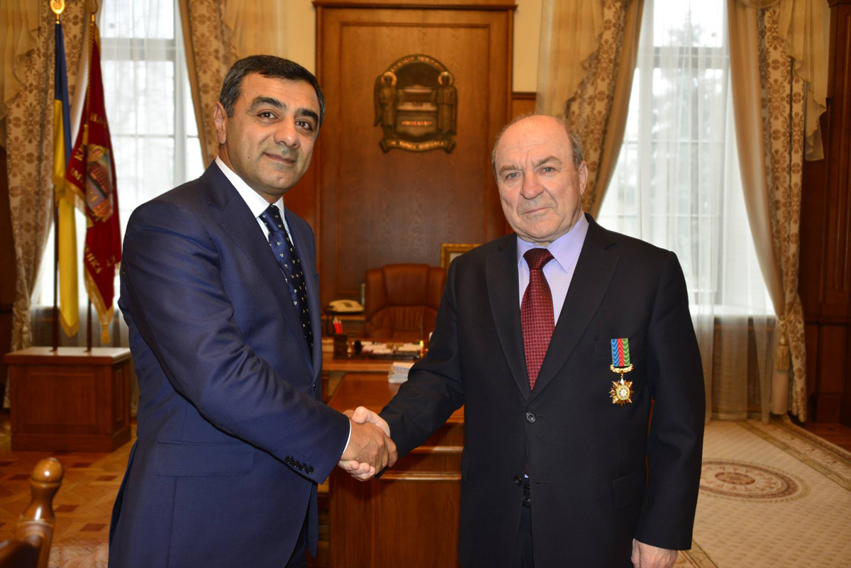 Эльмар Мамедов наградил ректора Киевского университета орденом "Почета" (ФОТО)