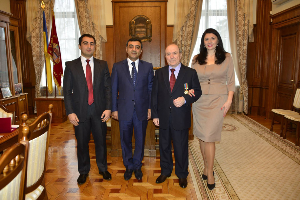 Эльмар Мамедов наградил ректора Киевского университета орденом "Почета" (ФОТО)