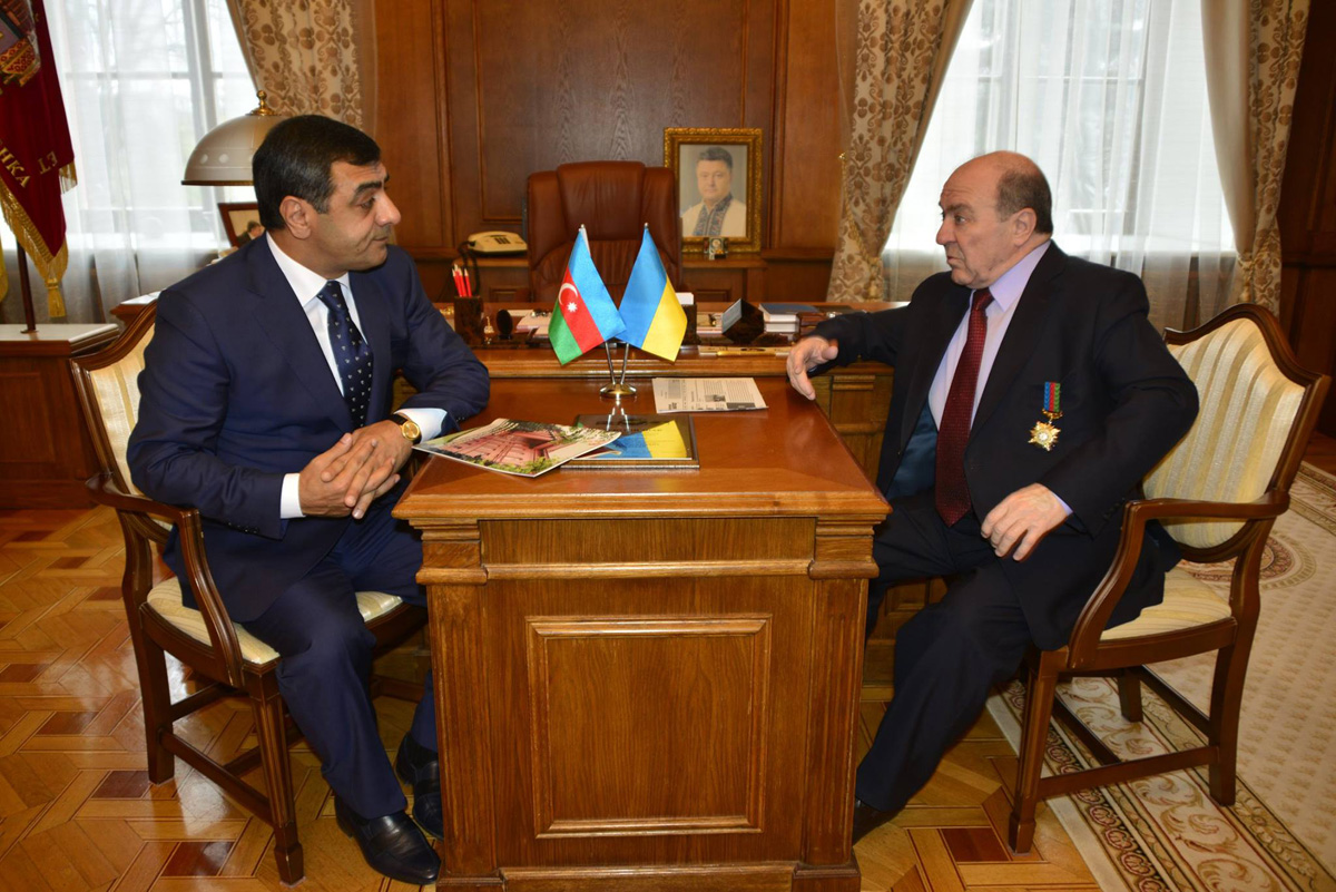 Эльмар Мамедов наградил ректора Киевского университета орденом "Почета" (ФОТО)