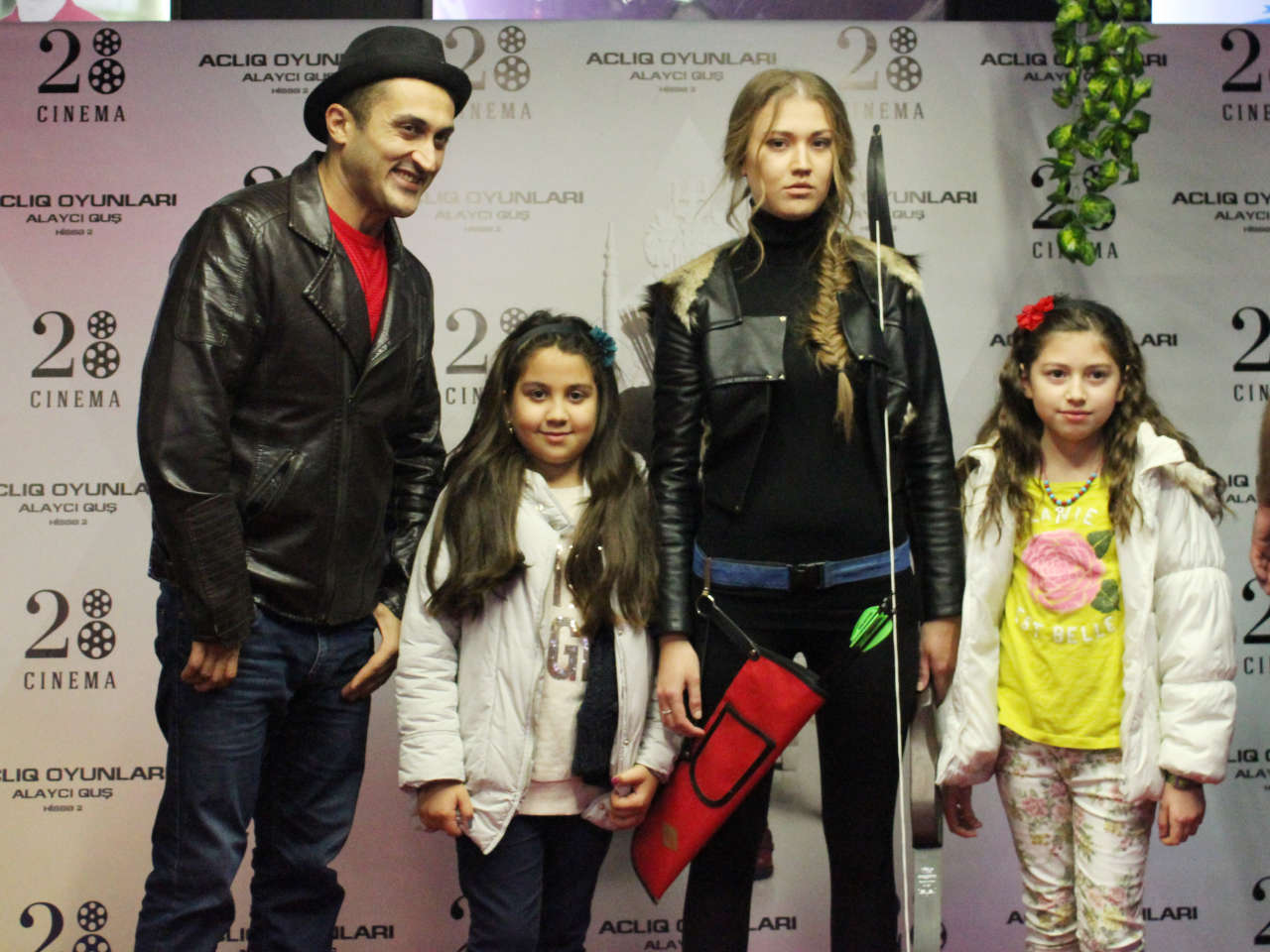 Грандиозная премьера в Баку с участием шоу-звезд: "Голодные игры: Сойка-пересмешница. Часть 2" (ФОТО, ВИДЕО)