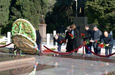 Представители правящей партии Азербайджана посетили Аллею почетного захоронения (ФОТО)