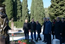 Представители правящей партии Азербайджана посетили Аллею почетного захоронения (ФОТО)