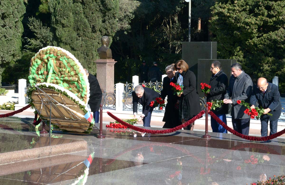 Представители правящей партии Азербайджана посетили Аллею почетного захоронения (ФОТО)